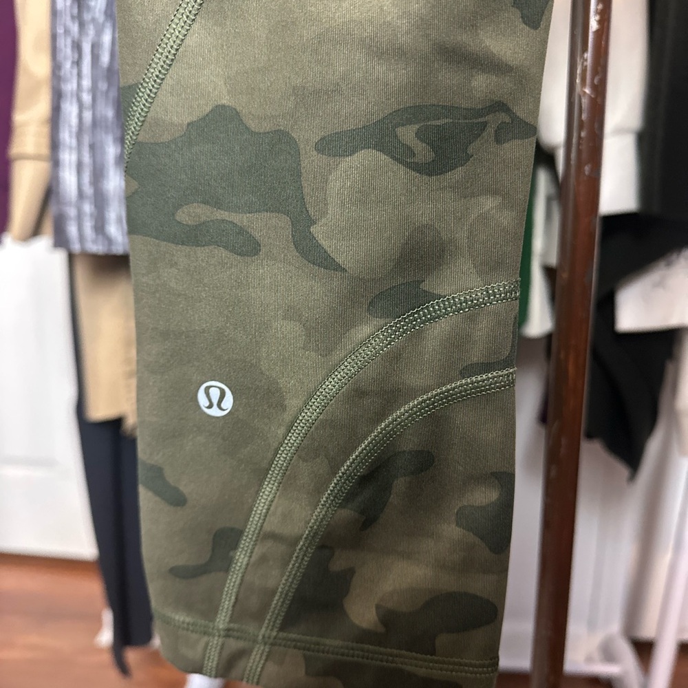 LULULEMON green camo 23" Inseam Athletic Pants 6 - Picture 4 of 6